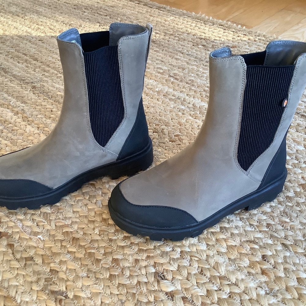 BOGS HOLLY TALL LEATHER - WATERPROOF- Women's 7 - worn once.